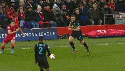 中场一脚直塞把后防撕开了